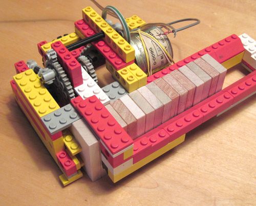 Lego stroj za slaganje domina