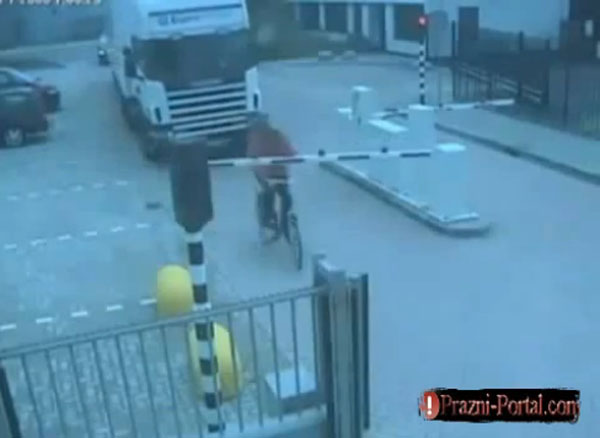 Read more about the article Cyclist crashes ramp – video