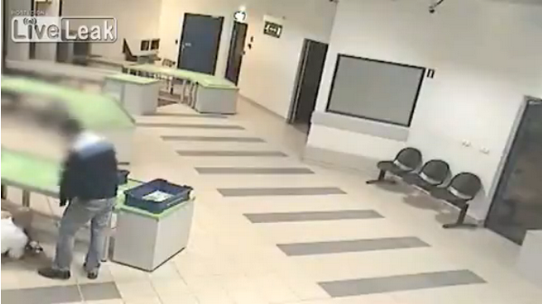 You are currently viewing Airport Security Saves Baby In Amazing Catch