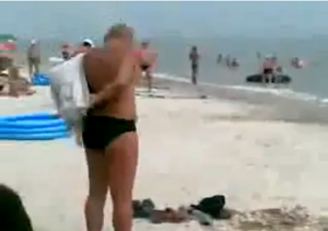 Read more about the article Old drunk guy tried to wear pants like a shirt – Funny Video